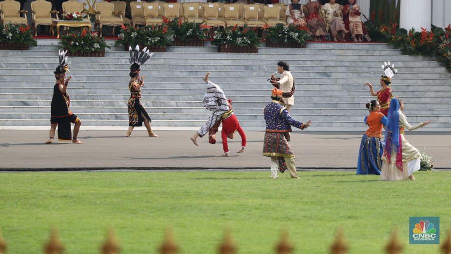 Musisi memainkan musik saat pembukaan upacara 17 Agustus di Istana Mereka, Jakarta, Sabtu (17/8/2024). (CNBC Indonesia/Tri Susilo)