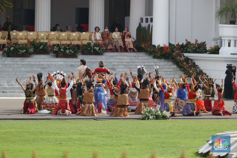 Musisi memainkan musik saat pembukaan upacara 17 Agustus di Istana Mereka, Jakarta, Sabtu (17/8/2024). (CNBC Indonesia/Tri Susilo)