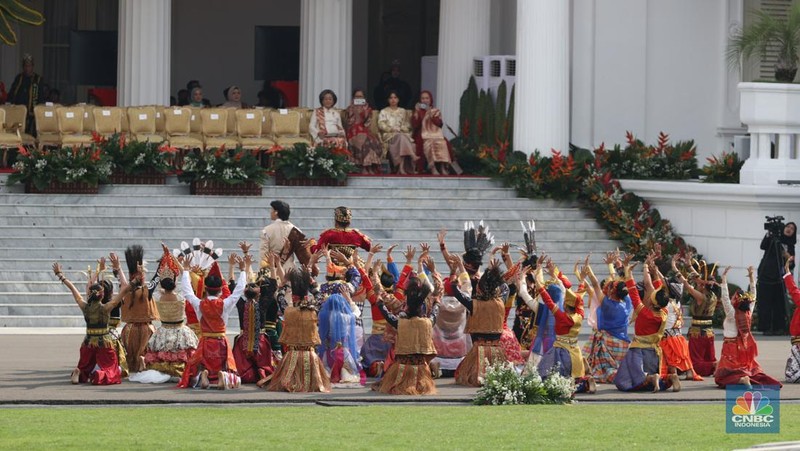 Musisi memainkan musik saat pembukaan upacara 17 Agustus di Istana Mereka, Jakarta, Sabtu (17/8/2024). (CNBC Indonesia/Tri Susilo)