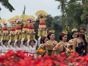 Rayakan HUT Kemerdekaan RI dengan Parade Gebogan dan Baleganjur di Bali