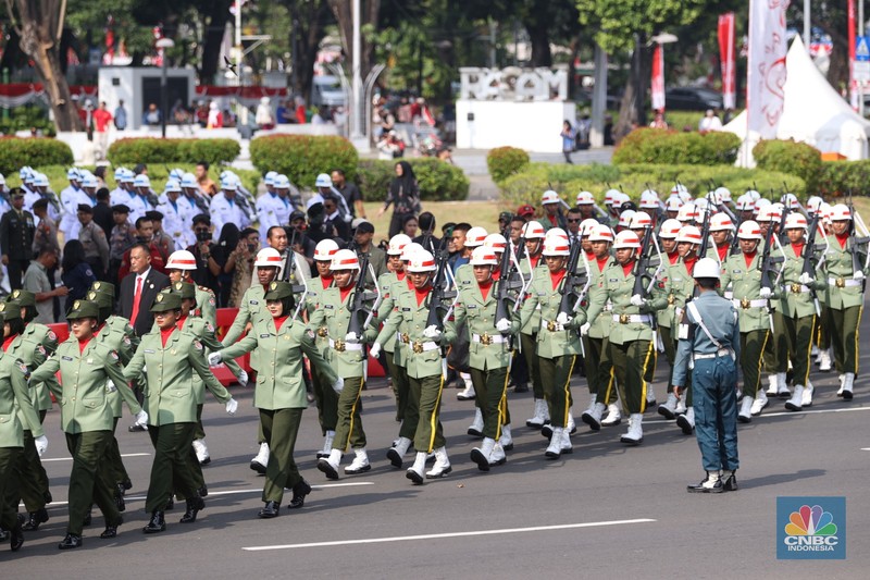 Musisi memainkan musik saat pembukaan upacara 17 Agustus di Istana Mereka, Jakarta, Sabtu (17/8/2024). (CNBC Indonesia/Tri Susilo)
