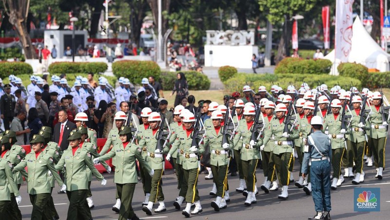 Musisi memainkan musik saat pembukaan upacara 17 Agustus di Istana Mereka, Jakarta, Sabtu (17/8/2024). (CNBC Indonesia/Tri Susilo)