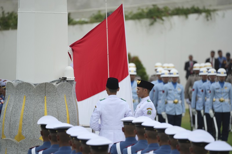 Tentara berbaris sebelum dimulainya upacara yang menandai peringatan 79 tahun kemerdekaan Indonesia di Istana Negara, Ibu Kota Nusantara (IKN), Kalimantan Timur, Sabtu (17/8/2024). (AP Photo/Achmad Ibrahim)