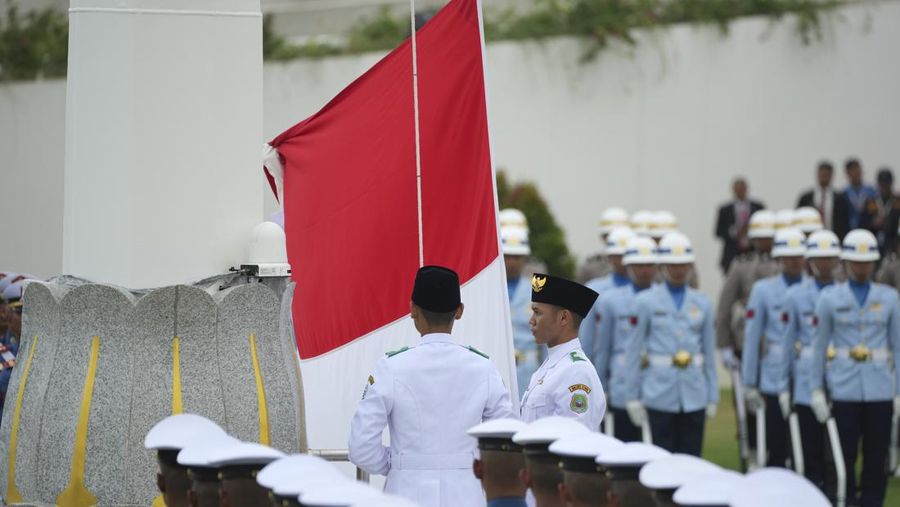 Pembawa bendera mengibarkan bendera nasional Merah Putih selama upacara yang menandai peringatan 79 tahun kemerdekaan Indonesia di Istana Negara, Ibu Kota Nusantara (IKN), Kalimantan Timur, Sabtu (17/8/2024). (AP Photo/Achmad Ibrahim)