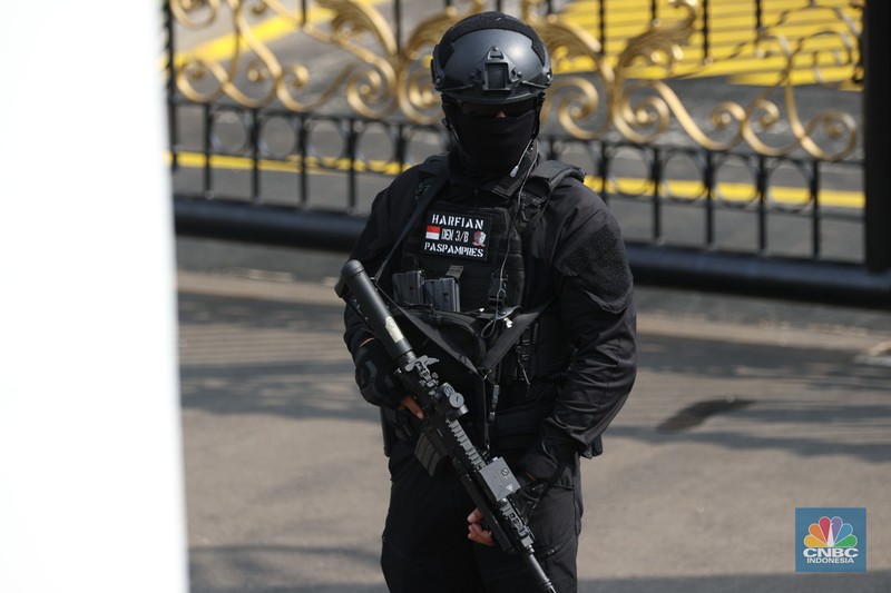 Pengamanan di Istana Negara, Jakarta jelang peringatan detik-detik proklamasi berlangsung sangat ketat, Sabtu (17/8/2024). (CNBC Indonesia/Tri Susilo)