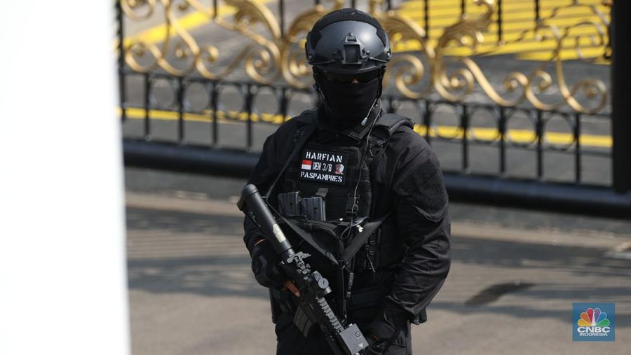 Pengamanan di Istana Negara, Jakarta jelang peringatan detik-detik proklamasi berlangsung sangat ketat, Sabtu (17/8/2024). (CNBC Indonesia/Tri Susilo)