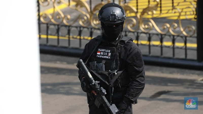 Pengamanan di Istana Negara, Jakarta jelang peringatan detik-detik proklamasi berlangsung sangat ketat, Sabtu (17/8/2024). (CNBC Indonesia/Tri Susilo)
