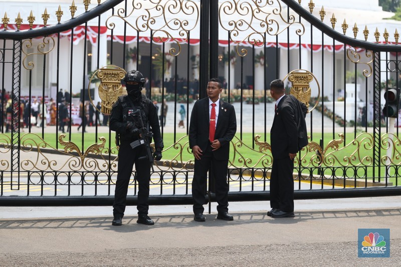 Pengamanan di Istana Negara, Jakarta jelang peringatan detik-detik proklamasi berlangsung sangat ketat, Sabtu (17/8/2024). (CNBC Indonesia/Tri Susilo)