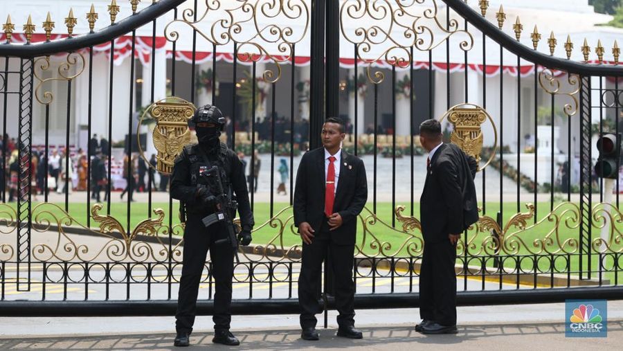 Pengamanan di Istana Negara, Jakarta jelang peringatan detik-detik proklamasi berlangsung sangat ketat, Sabtu (17/8/2024). (CNBC Indonesia/Tri Susilo)