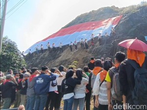 Melihat Pengibaran Bendera Raksasa di Bukit Kerud Sumedang