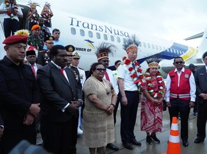 Pj Gubernur Ribka Haluk Sambut Pendaratan Perdana Pesawat TransNusa di Nabire