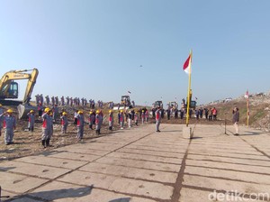 Indonesia Belum Merdeka dari Sampah, DLHK Sidoarjo Gelar Upacara di TPA