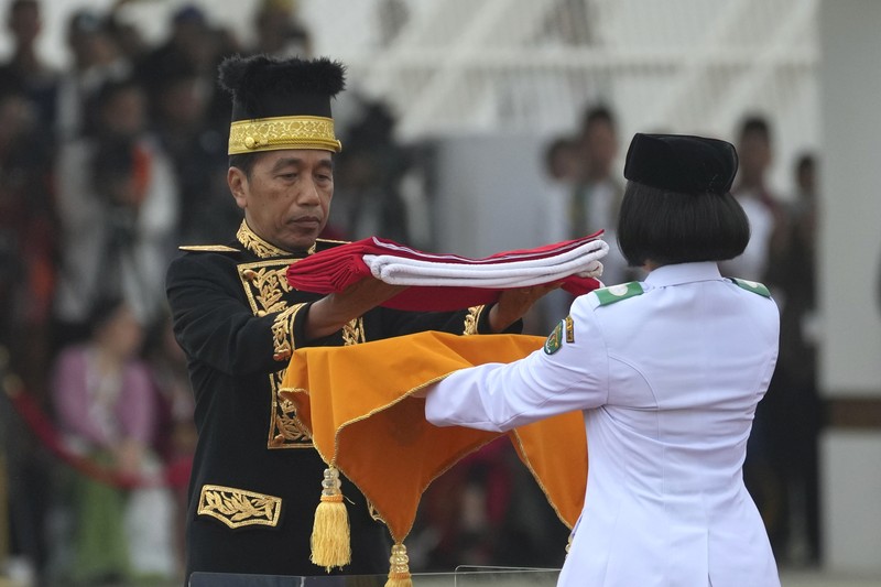 Presiden Joko Widodo dan Ibu Iriana Joko Widodo saat memasuki Istana Negara Ibu Kota Nusantara (IKN) dalam Upacara Peringatan Detik-detik Proklamasi, Sabtu (17/8/2024). (Tangkapan Layar Youtube Sekretariat Presiden)