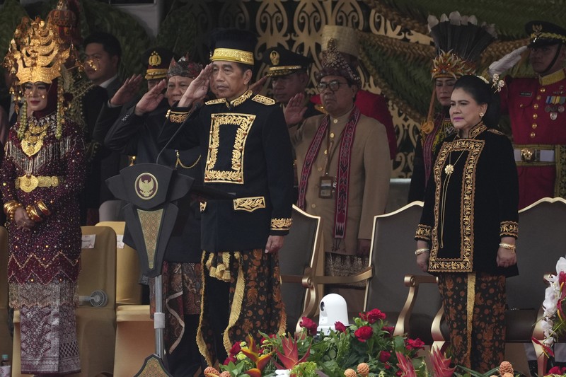 Presiden Joko Widodo dan Ibu Iriana Joko Widodo saat memasuki Istana Negara Ibu Kota Nusantara (IKN) dalam Upacara Peringatan Detik-detik Proklamasi, Sabtu (17/8/2024). (Tangkapan Layar Youtube Sekretariat Presiden)