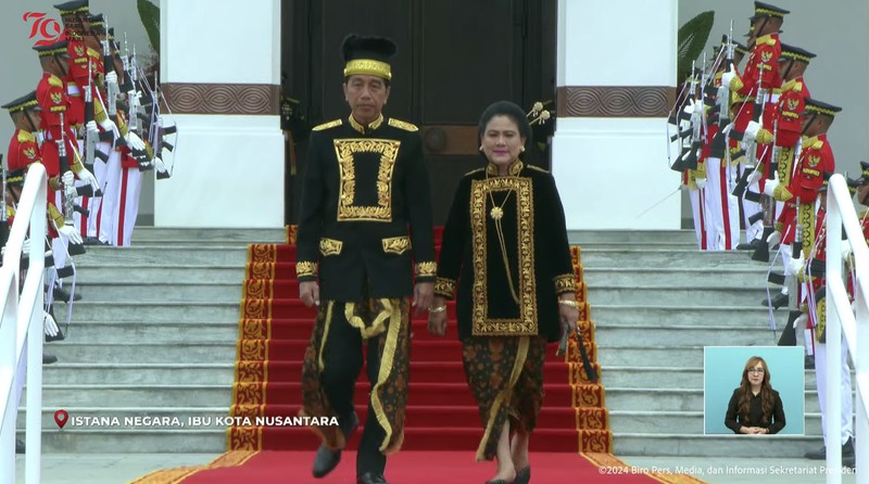 Presiden Joko Widodo dan Ibu Iriana Joko Widodo saat memasuki Istana Negara Ibu Kota Nusantara (IKN) dalam Upacara Peringatan Detik-detik Proklamasi, Sabtu (17/8/2024). (Tangkapan Layar Youtube Sekretariat Presiden)