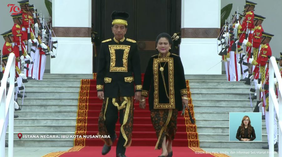Presiden Joko Widodo dan Ibu Iriana Joko Widodo saat memasuki Istana Negara Ibu Kota Nusantara (IKN) dalam Upacara Peringatan Detik-detik Proklamasi, Sabtu (17/8/2024). (Tangkapan Layar Youtube Sekretariat Presiden)