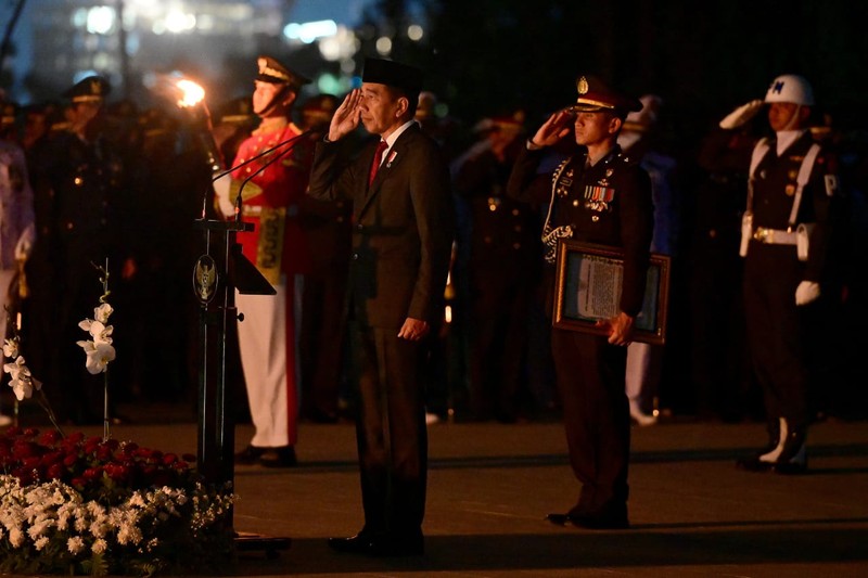 Presiden Joko Widodo memimpin apel kehormatan dan renungan suci di Taman Kusuma Bangsa, Ibu Kota Nusantara (IKN), Provinsi Kalimantan Timur pada Sabtu, (17/8/2024). (Dok. Biro Pers Sekretariat Presiden)