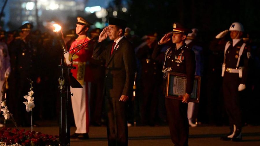 Presiden Joko Widodo memimpin apel kehormatan dan renungan suci di Taman Kusuma Bangsa, Ibu Kota Nusantara (IKN), Provinsi Kalimantan Timur pada Sabtu, (17/8/2024). (Dok. Biro Pers Sekretariat Presiden)