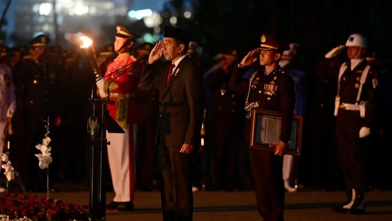 Presiden Joko Widodo memimpin apel kehormatan dan renungan suci di Taman Kusuma Bangsa, Ibu Kota Nusantara (IKN), Provinsi Kalimantan Timur pada Sabtu, (17/8/2024). (Dok. Biro Pers Sekretariat Presiden)