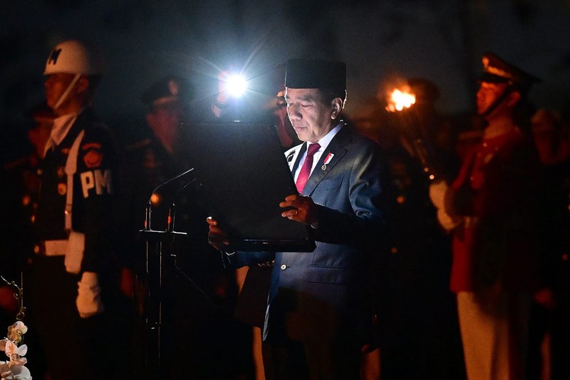 Presiden Joko Widodo memimpin apel kehormatan dan renungan suci di Taman Kusuma Bangsa, Ibu Kota Nusantara (IKN), Provinsi Kalimantan Timur pada Sabtu, (17/8/2024). (Dok. Biro Pers Sekretariat Presiden)
