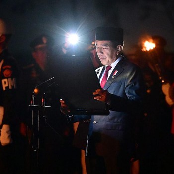 Presiden Jokowi Pimpin Apel Kehormatan dan Renungan Suci di IKN