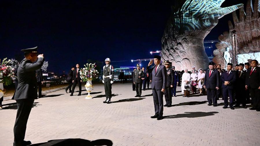 Presiden Joko Widodo memimpin apel kehormatan dan renungan suci di Taman Kusuma Bangsa, Ibu Kota Nusantara (IKN), Provinsi Kalimantan Timur pada Sabtu, (17/8/2024). (Dok. Biro Pers Sekretariat Presiden)