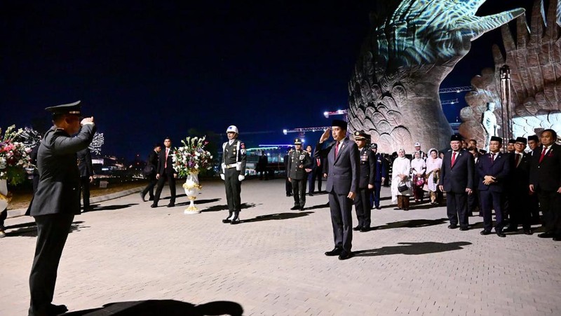 Presiden Joko Widodo memimpin apel kehormatan dan renungan suci di Taman Kusuma Bangsa, Ibu Kota Nusantara (IKN), Provinsi Kalimantan Timur pada Sabtu, (17/8/2024). (Dok. Biro Pers Sekretariat Presiden)