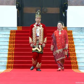 Potret Jokowi Pakai Baju Adat Banjar, Pimpin Upacara Terakhir di IKN