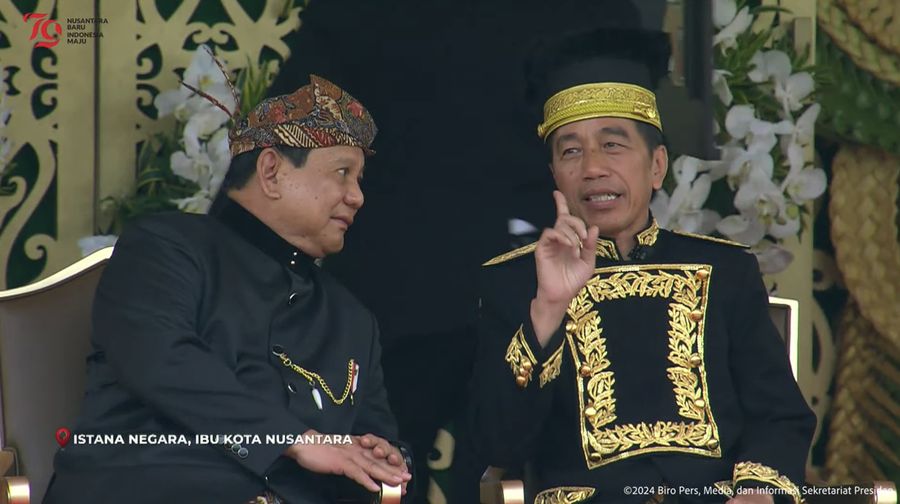 Presiden terpilih Prabowo Subianto dan Presiden RI Joko Widodo saling berjabat tangan usai upacara memperingati HUT RI ke-79 Republik Indonesia di Istana Negara, Ibu Kota Nusantara (IKN), Kalimantan Timur, Sabtu (17/8/2024). (Tangkapan Layar Youtube Sekretariat Presiden)
