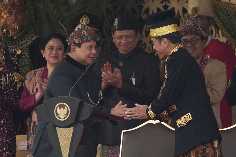 Presiden Joko Widodo dan Ibu Iriana Joko Widodo saat memasuki Istana Negara Ibu Kota Nusantara (IKN) dalam Upacara Peringatan Detik-detik Proklamasi, Sabtu (17/8/2024). (Tangkapan Layar Youtube Sekretariat Presiden)
