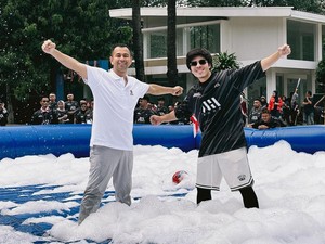 Gokil! Raffi Ahmad dan Atta Halilintar Gelar Panjat Pinang Berhadiah Motor-Mobil