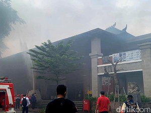 19 Mobil Damkar Dikerahkan Padamkan Kebakaran Pasar Ubud