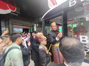 Rombongan Menteri Pakai Bus Listrik ke IKN, Mentan Jadi Kernet Dadakan