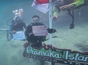 Sandiaga Uno  Kibarkan Bendera Merah Putih di Bawah Laut Pulau Pramuka