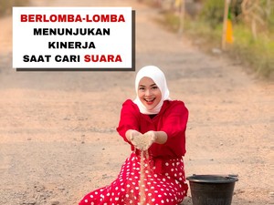 Selebgram Lampung Peringati HUT RI Lewat Aksi Tambal Jalan Rusak