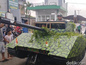 Meriahnya Pawai Kemerdekaan di Desa Kolam, Ada Tank hingga Burung Raksasa