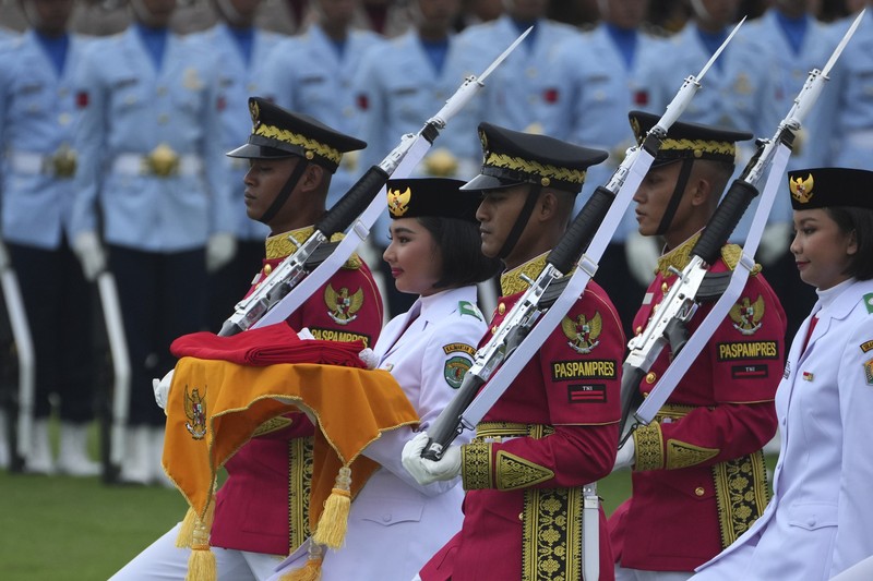 Tentara berbaris sebelum dimulainya upacara yang menandai peringatan 79 tahun kemerdekaan Indonesia di Istana Negara, Ibu Kota Nusantara (IKN), Kalimantan Timur, Sabtu (17/8/2024). (AP Photo/Achmad Ibrahim)