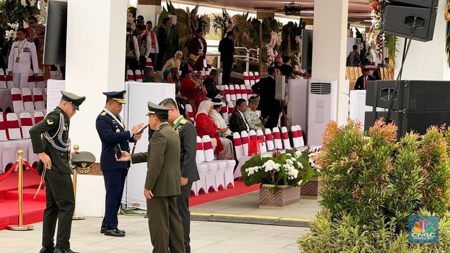 Suasana jelang Upacara Bendera dalam rangka HUT RI ke 79 di Istana Negara Ibu Kota Nusantara (IKN), Sabtu (17/8/2024). (CNBC Indonesia/Dina Gurning)