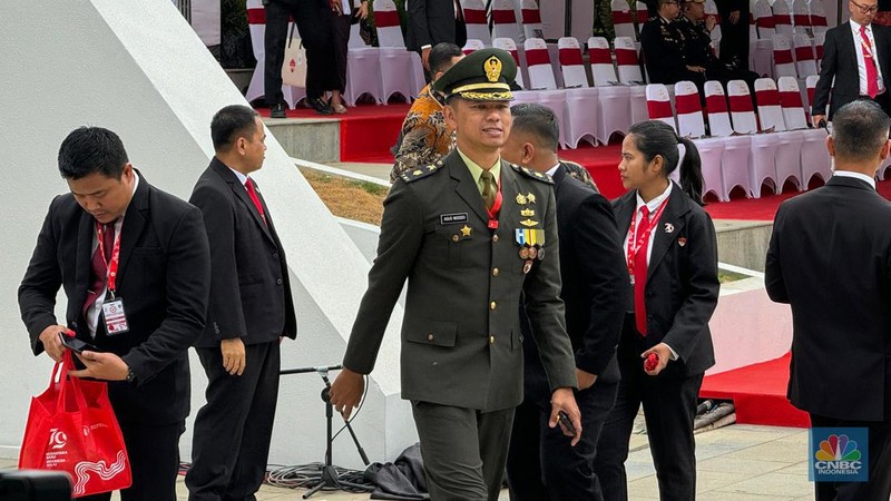 Suasana jelang Upacara Bendera dalam rangka HUT RI ke 79 di Istana Negara Ibu Kota Nusantara (IKN), Sabtu (17/8/2024). (CNBC Indonesia/Dina Gurning)