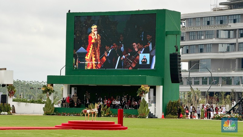 Suasana jelang Upacara Bendera dalam rangka HUT RI ke 79 di Istana Negara Ibu Kota Nusantara (IKN), Sabtu (17/8/2024). (CNBC Indonesia/Dina Gurning)