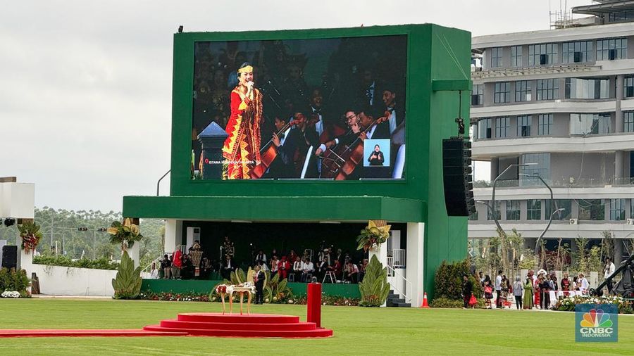 Suasana jelang Upacara Bendera dalam rangka HUT RI ke 79 di Istana Negara Ibu Kota Nusantara (IKN), Sabtu (17/8/2024). (CNBC Indonesia/Dina Gurning)