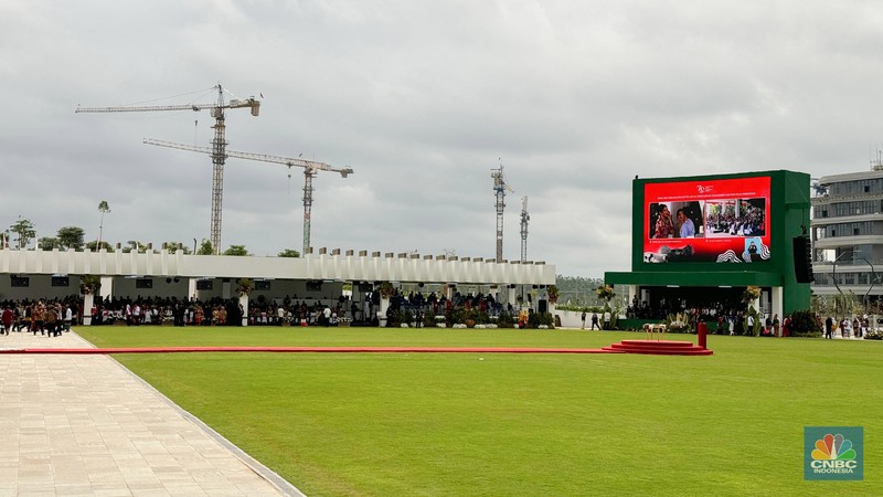 Suasana jelang Upacara Bendera dalam rangka HUT RI ke 79 di Istana Negara Ibu Kota Nusantara (IKN), Sabtu (17/8/2024). Suasana jelang Upacara Bendera dalam rangka HUT RI ke 79 di Istana Negara Ibu Kota Nusantara (IKN), Sabtu (17/8/2024). (CNBC Indonesia/Dina Gurning)