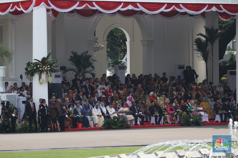 Musisi memainkan musik saat pembukaan upacara 17 Agustus di Istana Mereka, Jakarta, Sabtu (17/8/2024). (CNBC Indonesia/Tri Susilo)