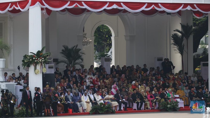 Musisi memainkan musik saat pembukaan upacara 17 Agustus di Istana Mereka, Jakarta, Sabtu (17/8/2024). (CNBC Indonesia/Tri Susilo)