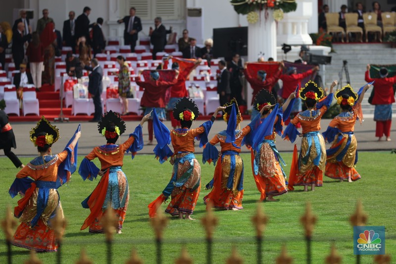Musisi memainkan musik saat pembukaan upacara 17 Agustus di Istana Mereka, Jakarta, Sabtu (17/8/2024). Musisi memainkan musik saat pembukaan upacara 17 Agustus di Istana Mereka, Jakarta, Sabtu (17/8/2024). (CNBC Indonesia/Tri Susilo)