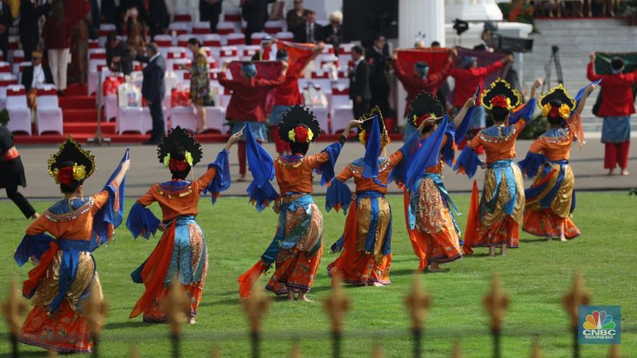 Musisi memainkan musik saat pembukaan upacara 17 Agustus di Istana Mereka, Jakarta, Sabtu (17/8/2024). (CNBC Indonesia/Tri Susilo)