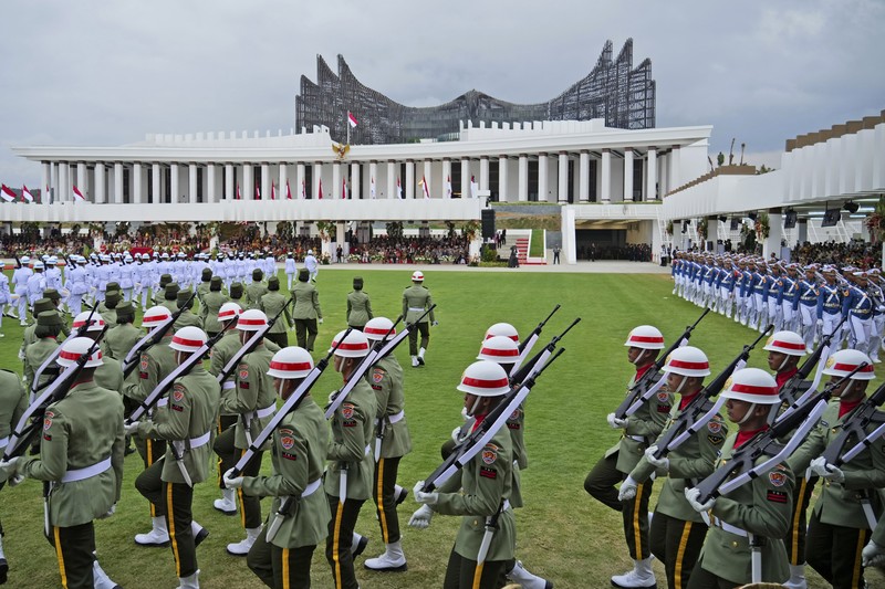 Tentara berbaris sebelum dimulainya upacara yang menandai peringatan 79 tahun kemerdekaan Indonesia di Istana Negara, Ibu Kota Nusantara (IKN), Kalimantan Timur, Sabtu (17/8/2024). (AP Photo/Achmad Ibrahim)