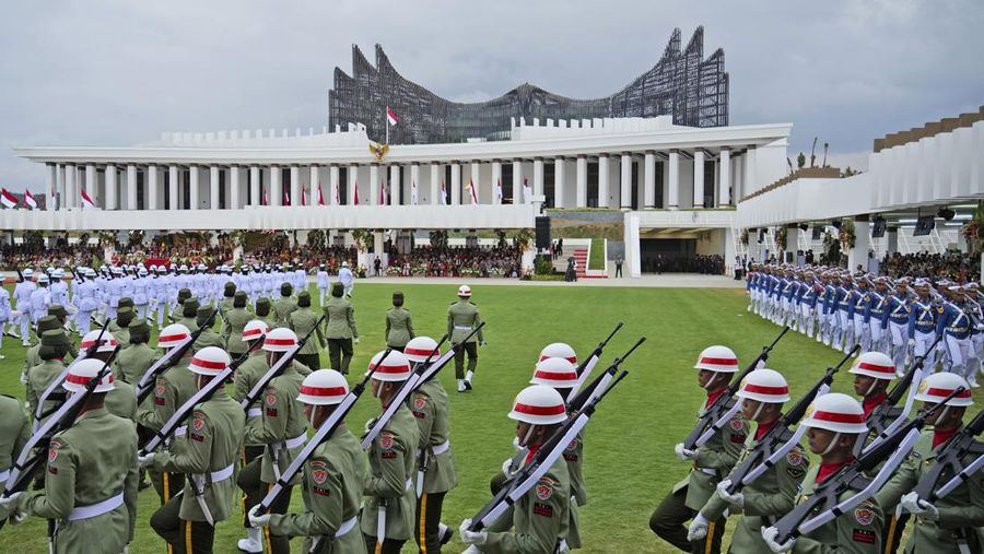 Tentara berbaris sebelum dimulainya upacara yang menandai peringatan 79 tahun kemerdekaan Indonesia di Istana Negara, Ibu Kota Nusantara (IKN), Kalimantan Timur, Sabtu (17/8/2024). (AP Photo/Achmad Ibrahim)