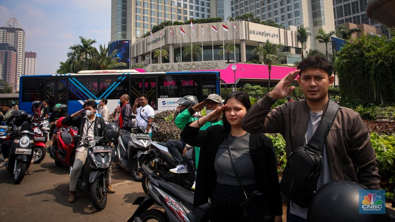 Warga mengikuti upacara peringatan HUT ke-79 Republik Indonesia (RI) di kawasan Bundaran Hotel Indonesia (HI), Jakarta, Sabtu (17/8/2024). Warga mengikuti upacara peringatan HUT ke-79 Republik Indonesia (RI) di kawasan Bundaran Hotel Indonesia (HI), Jakarta, Sabtu (17/8/2024). (CNBC Indonesia/Faisal Rahman)
