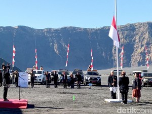 Kala Lautan Pasir Bromo Jadi Tempat Upacara HUT ke-79 RI yang Syahdu